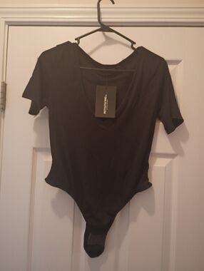 New Ladies PrettyLittleThing Black Short-Sleeve V-Neck Bodysuit